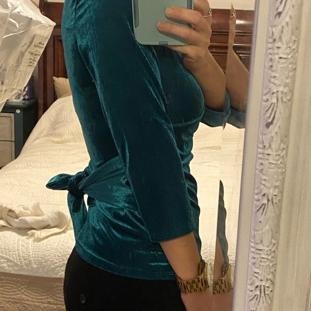 Beautiful green top - Picture 4 of 7